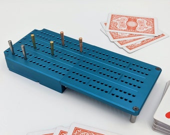 Tablero de cribbage de viaje impermeable, tablero plegable para 3 jugadores, plegable para guardar una baraja de cartas, clavijas de cribbage de metal