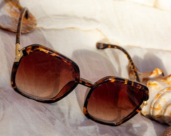 Tortoise Shell Rounded Square Screw Detail Side Arm Sunglasses