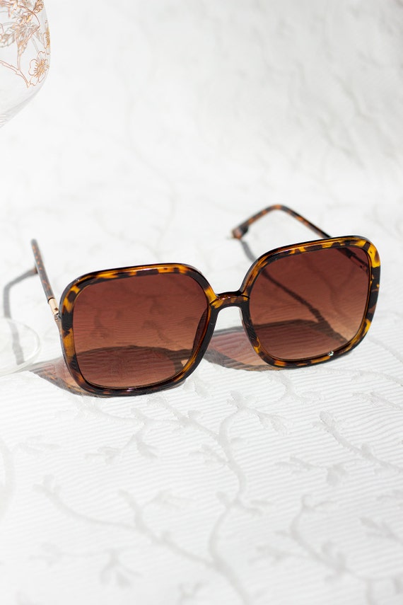 Tortoise shell square sunglasses top