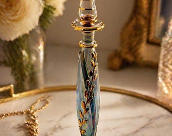 Frasco de perfume de vidrio artístico vintage, azul iridiscente y dorado, decoración de tocador, estilo Murano, botella decorativa encontrada en una finca.