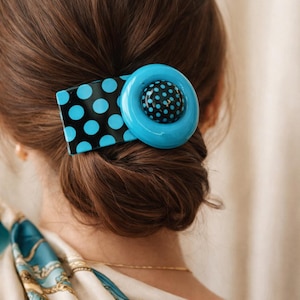 Horquilla francesa vintage turquesa con lunares negros. Pinza para el cabello de acrílico. Hecha en Francia. Accesorio retro para el cabello.