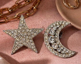 Pendientes vintage celestiales asimétricos con estrella y luna, diamantes de imitación, con cierre de clip, firmados por TARA. Joyería cósmica de gran impacto. Regalo ideal.