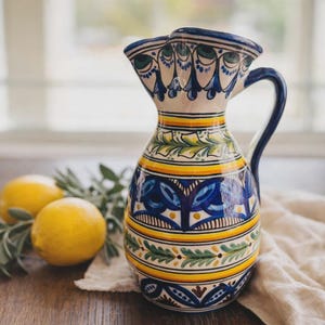 Brocca in ceramica dipinta a mano di Toledo, Spagna / Stile Talavera, decorazione mediterranea / Brocca floreale in ceramica spagnola, stile rustico da fattoria