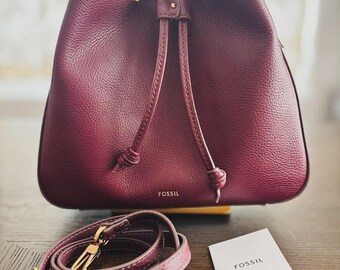 NWOT Fossiele pruimkleurige leren portemonnee met kiezelstenen Quiet Luxury Crossbody-tasje