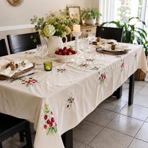 Mantel bordado con fresas de 65x116 cm con 12 servilletas. Juego estilo cottagecore.