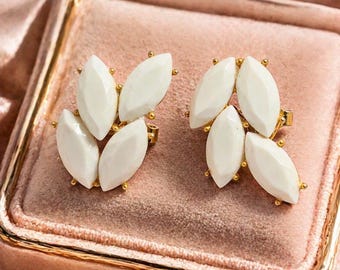 Pendientes de clip Trifari de hoja de esmalte blanco, dorados, estilo nupcial de mediados de siglo