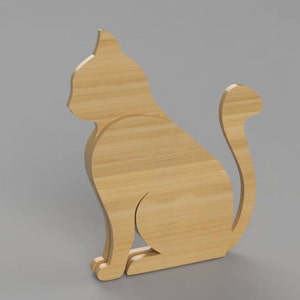 Könnte beinhalten: Ein Holzausschnitt eines sitzenden Katers mit dem Schwanz um den Körper gewickelt. Der Ausschnitt ist aus hellem braunem Holz mit natürlicher Maserung.