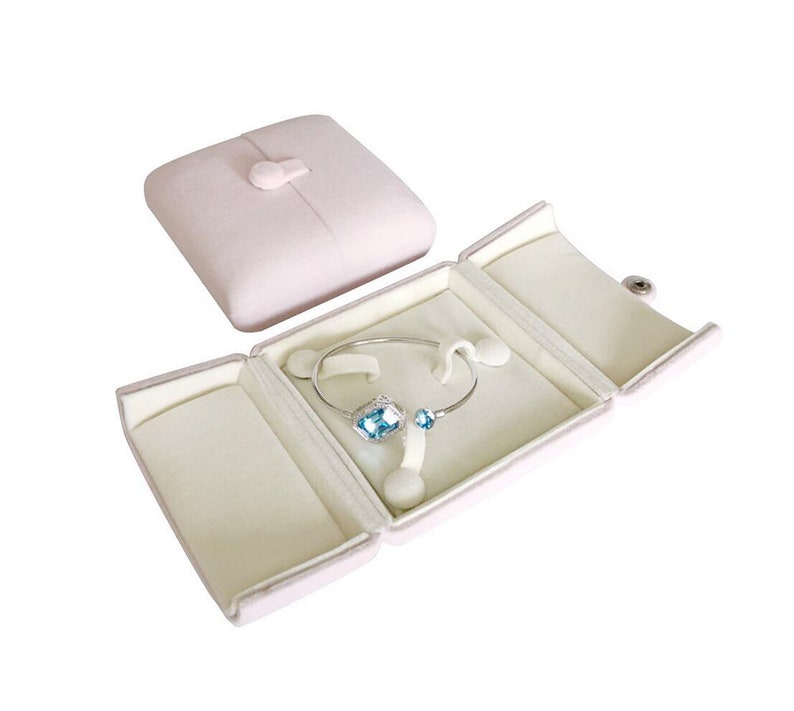 Beautiful Soft Pink Premium Grade Velvet Bracelet Box Packaging Unique Design High Quality Luxurious Feeling Jewelry Storage Present Gift