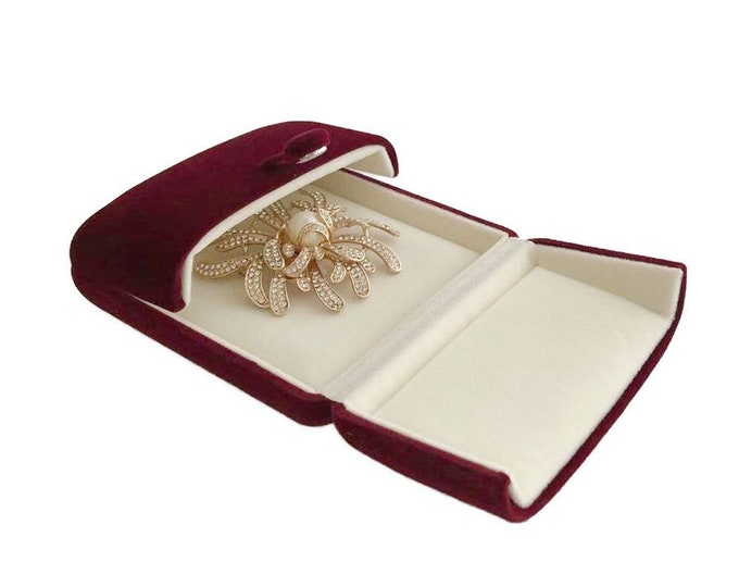 Unique Style Brooch Pin Box Packaging High Grade Maroon Rede Velvet Soft Whit Interior Modern Fashion Classic Gift For Her