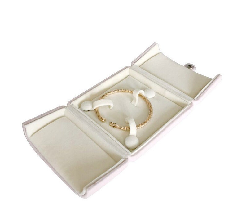 Beautiful Soft Pink Premium Grade Velvet Bracelet Box Packaging Unique Design High Quality Luxurious Feeling Jewelry Storage Present Gift