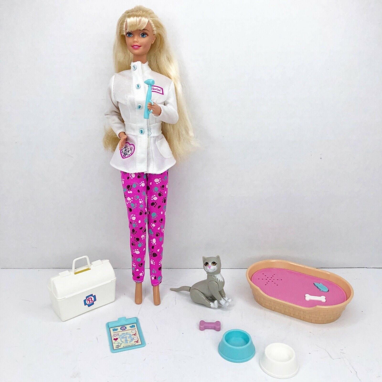 1996 Pet Doctor Barbie Vétérinaire avec animal et accessoires de lit sonore  14603