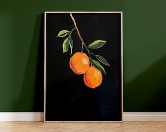 Könnte beinhalten: Ein gerahmter Kunstdruck mit einem Gemälde von zwei leuchtend orangefarbenen Zitrusfrüchten, die an einem braunen Zweig mit mehreren grünen Blättern vor einem einfarbigen schwarzen Hintergrund hängen. Der Rahmen ist aus hellem Holz.