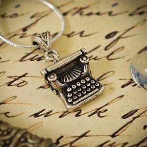 Vintage typemachinehanger met 925 verzilverde ketting – inspirerend cadeau voor schrijver, boekenliefhebber, leraar en lezer - literaire sieraden