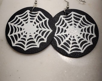 Faux cuir noir avec motif toile d’araignée blanche des deux côtés Boucles d’oreilles d’Halloween * Boucles d’oreilles d’Halloween en toile d’araignée *
