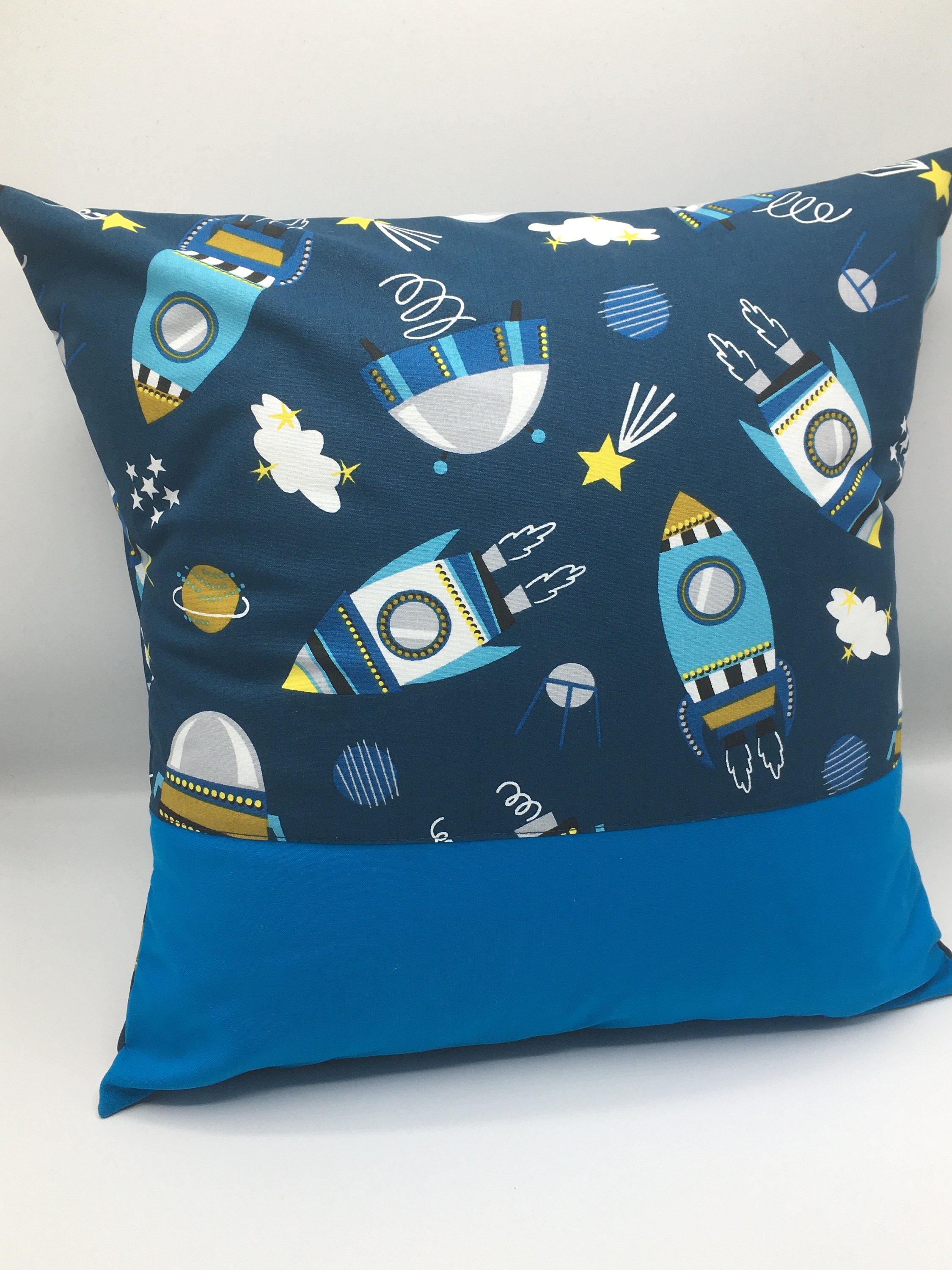 Housse de Coussin Personnalisé Enfant 40 X cm, Cadeau Naissance, Chambre Tissu Motif Fusée, Espace