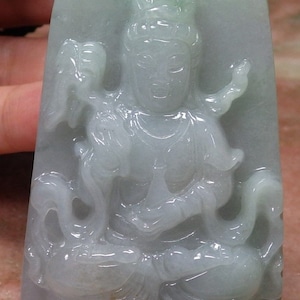 Zertifiziertes Hellgrün, Helllavendel, Natürlich A Jade Jadeit | Handgeschnitzter Anhänger Guanyin Kwan yin 546