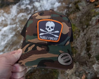 Cappello da kayak Paddle Forever Skull, Kayak, parte anteriore mimetica con cappello da camionista in rete nera