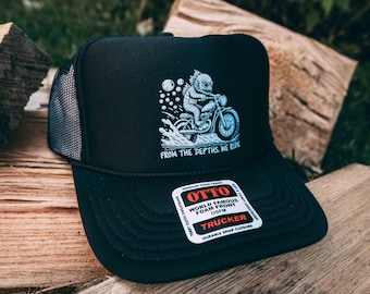 Stwór z Czarnej Laguny jadący na motocyklu - Z głębin, jedziemy - Czarna siateczkowa czapka typu trucker OTTO, z zatrzaskiem z tyłu