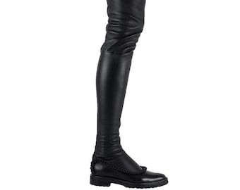 Könnte beinhalten: Schwarze Overknee-Stiefel aus Leder mit einem dicken Absatz und einem dekorativen Seildetail um den Knöchel.