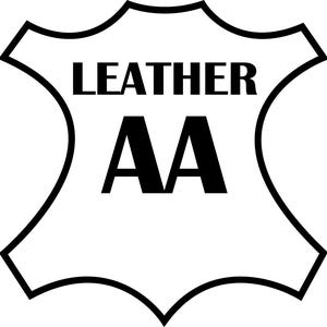 Pode incluir: Um rótulo de couro preto e branco com o texto "LEATHER AA" dentro de um contorno em forma de couro.