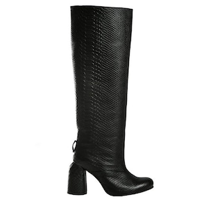 Peut inclure: Bottines noires à hauteur du genou avec un motif en peau de serpent et un talon épais.