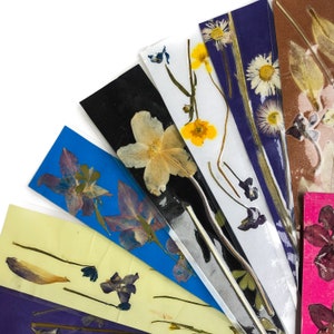 Sorpresa mezcla de MARCADORES DE FLORES PRESSED // Conjunto de cuatro // Marcadores de flores reales prensadas coloridas / Marcadores de cartón hechos a mano de pétalos secos