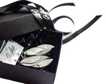 Kolczyki SILVER LEAF Kolczyki ze skóry naturalnej ręcznie robione ze skóry SZAREJ Kolczyki ze srebrnymi haczykami Piękne ręcznie robione kolczyki ze skóry na lato
