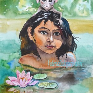 Puede incluir: Pintura acuarela de una joven con un mono sentado en su cabeza. La niña está en un cuerpo de agua con un nenúfar rosa en primer plano. La pintura está firmada "Valeria Belogurova Art" y "V.Bell. 17".