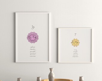 Könnte beinhalten: Zwei gerahmte Kunstdrucke mit weißen Rändern hängen an einer weißen Wand. Der linke Druck zeigt ein rosa-violettes Design mit dem Wort "Am" und verwandten Wörtern. Der rechte Druck hat ein gelbes Design mit dem Wort "I Am" und verwandten Wörtern.