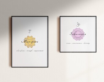 Könnte beinhalten: Zwei gerahmte Drucke mit Illustrationen von Chakren. Der linke Druck zeigt ein gelbes Chakra mit dem Sanskrit-Symbol und dem Wort "Manipura" in schwarzer Schrift. Der rechte Druck zeigt ein rosa Chakra mit dem Sanskrit-Symbol und dem Wort "Sahasrara" in schwarzer Schrift.