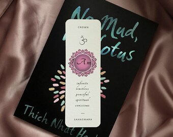 Könnte beinhalten: Ein weißes Lesezeichen mit einem rosa und violetten Mandala-Design. Das Lesezeichen enthält die Worte "Ich Bin" in der Mitte des Mandalas. Die Worte "unendlich, grenzenlos, friedlich, spirituell, bewusst" sind unter dem Mandala aufgelistet. Die Worte "CROWN" und "SAHASWARA" befinden sich oben und unten auf dem Lesezeichen.