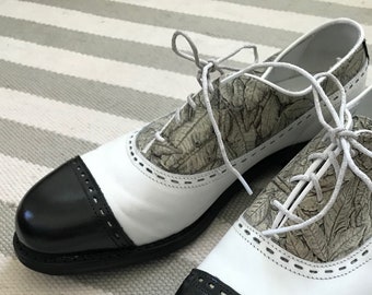 Damen Weiß, Grau Blatt-gemusterte Golf Schuhe in Oxfords restauriert, schwarze Flügelspitzen Größe 7 1/2