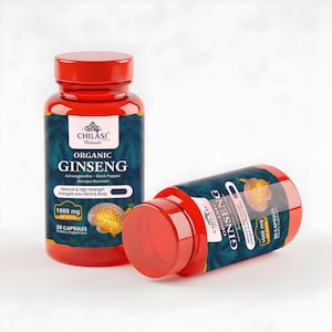 Op de afbeelding: Twee flessen met rode dop van biologische ginsengsupplementen. De flessen hebben een donkerblauw etiket met witte tekst met de tekst "Organic Ginseng" en "1000 mg". De flessen zijn geëtiketteerd met "Chilasi Naturals".