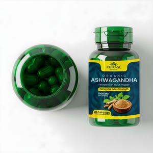 Pode incluir: Duas garrafas de pl&aacute;stico verde de c&aacute;psulas org&acirc;nicas de Ashwagandha. Uma garrafa est&aacute; aberta, revelando as c&aacute;psulas no interior. A outra garrafa est&aacute; fechada e exibe um r&oacute;tulo com texto e uma ilustra&ccedil;&atilde;o.