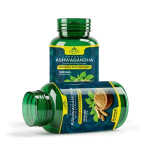 Pode incluir: Duas garrafas de pl&aacute;stico verde de c&aacute;psulas org&acirc;nicas de Ashwagandha. As garrafas t&ecirc;m uma tampa verde escura e um r&oacute;tulo com o texto "Organic Ashwagandha Powder with Black Pepper, Natural & Extra Strength, 1000 MG Per Serving". Uma garrafa est&aacute; em p&eacute;, a outra est&aacute; deitada.