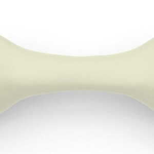 Könnte beinhalten: Ein hellbeiger, knochenförmiger Kauspielzeug für Hunde.