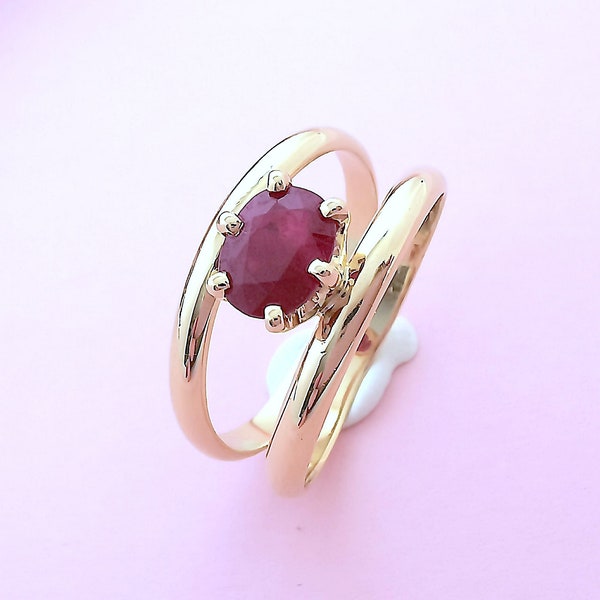 Bague Rubis en solitaire Or Jaune 18 K