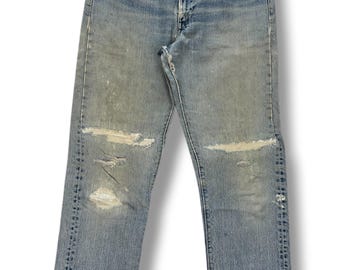 Calça jeans vintage Levi’s 505 com costura simples e botões, modelo #5, com efeito desgastado.