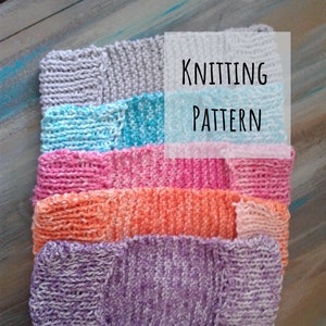 Puede incluir: Cinco cuadrados de punto de diferentes colores, apilados uno encima del otro. Los cuadrados son gris, azul, rosa, naranja y morado. Todos los cuadrados están tejidos con un punto sencillo. El texto "KNITTING PATTERN" está escrito sobre un fondo blanco encima de los cuadrados.
