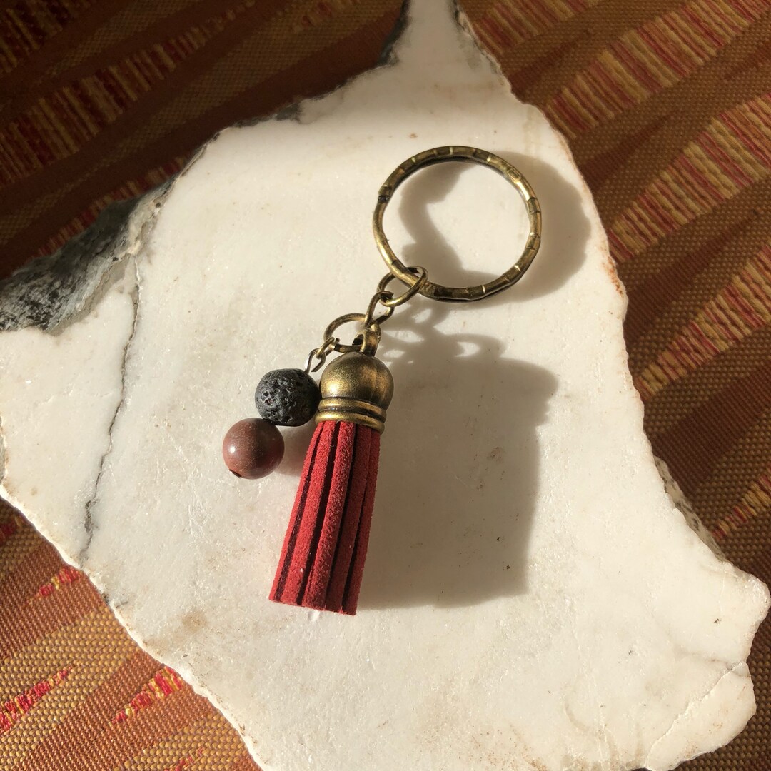 SUNNYCLUE 100 Pcs Glands En Cuir Charmes En Vrac Faux Daim Gland Pendentif Porte-Clés Glands Décoration Avec CCB Fins De Cordon En Plastique Pour Bricolage Artisanat Fournitures Fabrication De Bijoux