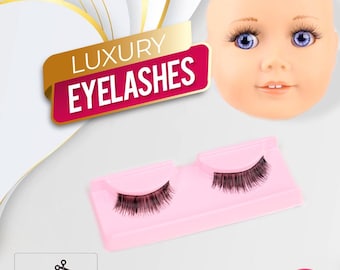 Op de afbeelding: Zwarte luxe wimpers op een roze dienblad. De afbeelding bevat de tekst "LUXURY EYELASHES" en "can be cut and adapted!". De wimpers meten 20x9 mm. Een poppenhoofd met blauwe ogen staat ook in de afbeelding.