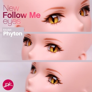Op de afbeelding: Close-up van poppenogen met een kattenoogontwerp. De ogen zijn geel met zwarte details en lange, donkere wimpers. De tekst "New Follow Me eyes" en "Model: Phyton" zijn zichtbaar. Een roze logo staat in de linker benedenhoek.