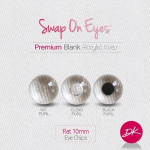 Peut inclure: Trois yeux en acrylique plats de 10 mm pour l'artisanat. Les yeux sont transparents avec un motif rayé. Le premier œil n'a pas de pupille, le second a une pupille transparente et le troisième a une pupille noire. Le texte "Swap On Eyes" et "Premium Blank Acrylic Irises" est en haut de l'image. Le texte "Flat 10mm Eye Chips" est en bas de l'image.