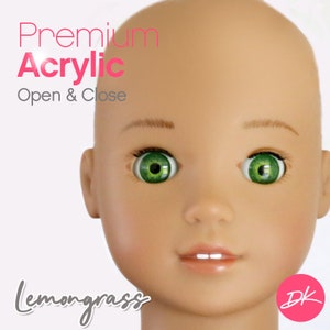Peut inclure: Gros plan sur le visage d'une poupée avec des yeux en acrylique verts. La peau de la poupée est de couleur brun clair. Le texte "Premium Acrylic Open & Close Lemongrass" est visible sur l'image.