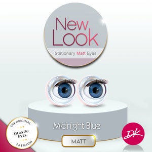 Peut inclure: Paire d'yeux de poupée fixes bleus avec des iris argentés et des cils noirs. Les yeux sont étiquetés "Midnight Blue" et "Matt". Le logo New Look est en arrière-plan.