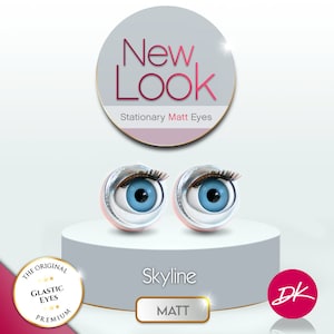 Peut inclure: Deux yeux en verre bleu avec des bordures argentées et des cils noirs, sur une plateforme grise. Les yeux sont étiquetés "Skyline MATT" et "New Look Stationary Matt Eyes".
