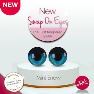 Può includere: Due occhi di vetro blu e neri, chiamati "Mint Snow", su un piedistallo bianco. Il testo "New Swap On Eyes" è sopra gli occhi, con "The First tempered glass" sotto. Un cerchio rosso con "NEW" è in alto a sinistra.
