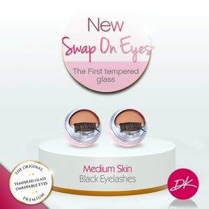 Peut inclure: Deux contenants ronds avec des couvercles roses et des bases argentées. Chaque contenant contient un jeu de cils noirs. Le texte "New Swap On Eyes" est en haut de l'image. Le texte "The First tempered glass" est sous le nom de la marque. Le texte "Medium Skin Black Eyelashes" est sous les contenants. Le texte "THE ORIGINAL TEMPERED GLASS SWAPPABLE EYES PREMIUM" est dans un cercle en bas à gauche de l'image. Le texte "DK" est dans un cercle en bas à droite de l'image.
