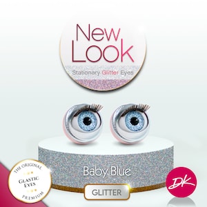 Peut inclure: Deux grands yeux en paillettes bleues avec des cils et des bordures roses. Les yeux sont sur une surface en paillettes argentées avec le texte "Baby Blue" et "GLITTER". Le texte "New Look Stationary Glitter Eyes" est dans un cercle au-dessus des yeux.