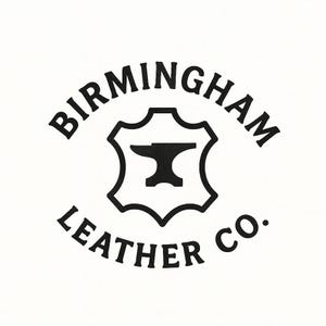 K&ouml;nnte beinhalten: Schwarz-wei&szlig;es Logo f&uuml;r Birmingham Leather Co. Der Text "BIRMINGHAM" ist &uuml;ber einem schildf&ouml;rmigen Emblem angeordnet. Im Inneren des Schildes befindet sich ein schwarzer Amboss. Darunter steht "LEATHER CO."